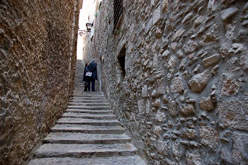 Calle con escalera en Girona que nos conduce al centro del barrio judío, el Call