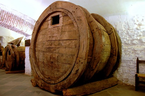 Gran tonel expuesto en el Museo del Vino del Castillo de Peralada, Girona