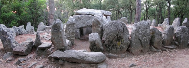 Imagen panorámica de la Cova d'en Daine, uno de los monumentos megalíticos más importantes de Catalunya