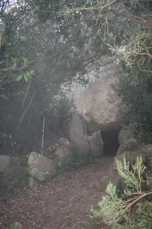 Paradolmen megalítico Pedra sobre Alta, a unos 300 metros de la ermita de Sant Grau, en Tossa de Mar