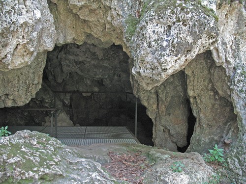 Entrada a una de las cuevas de Serinyà