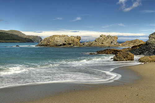 Las rocas que rodean la Playa de Garbet ofrecen una enorme belleza paisajística al visitante