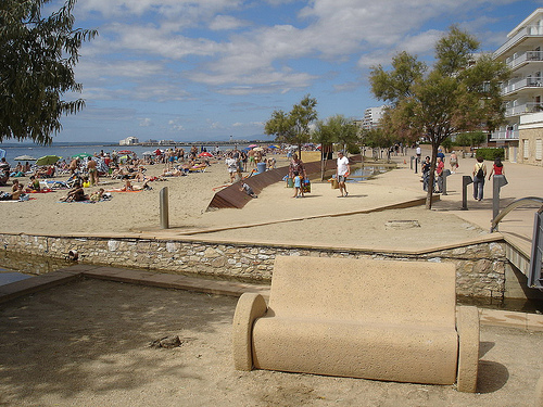 La Playa del Salatar, en Roses, Girona, Costa Brava, es una playa urbanizada con muchos servicios