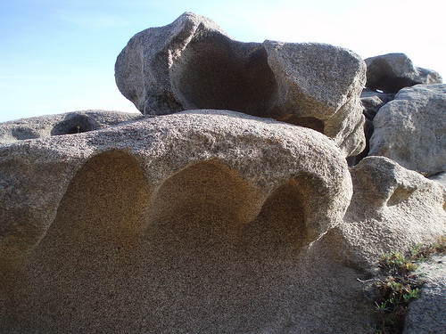 La morfología de las rocas que forman Cala de Roques Planes es muy original y sorprendente