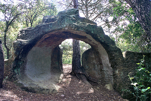 El Trono de la Reina es otro de las conocidas rocas que forman los Clots de Sant Julià, en Vulpellac, cerca de Peratallada