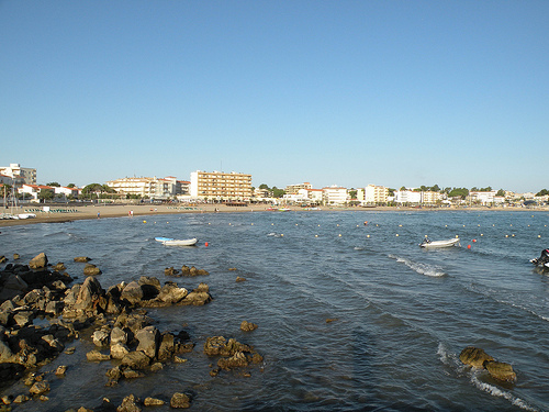 Riells es una playa urbanizada y muy familiar, que cuenta con todo tipo de servicios