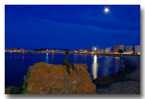 En las noches de verano el Principito mira el mar y la luna sobre la playa de Riells
