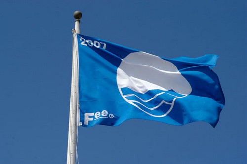 La Platja de l'Estartit ha sido repetidamente galardonada con la Bandera Azul por la calidad de sus servicios y de sus aguas