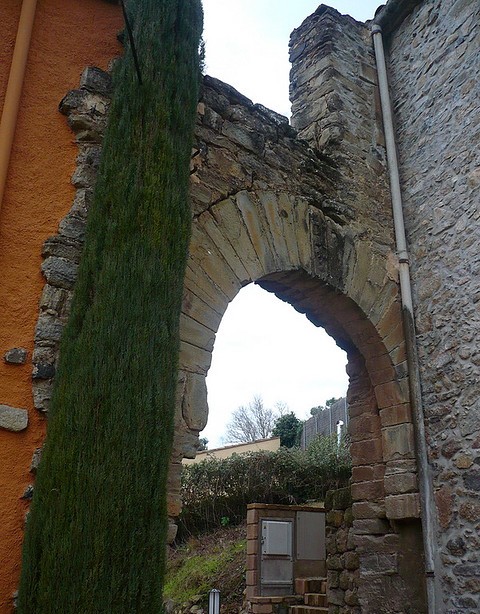 Arco de entrada medieval al núcleo medieval de Foixà, camino a su castillo