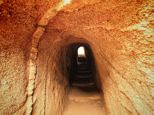 Para llegar a la Cala del Pi, en Platja d'Aro, atravesamos sobre el camino de ronda atractivos túneles excavados bajo los acantilados