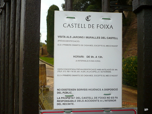 Antes de ir a Foixà es interesante informarse sobre la posibilidad de visitar el interior de sus murallas y los jardines