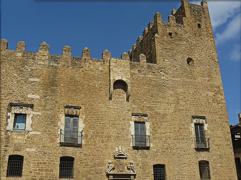 El Castillo Palacio de la Bisbal de l'Empordà, en la Costa Brava, símbolo de la larga historia de esta villa medieval