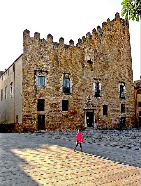 La actual plaza del Castell que se extiende frente a la fachada del Castell Palau de la Bisbal era el antiguo patio de armas de la fortificación