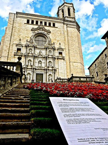 Un lugar tan emblemático de la ciudad de Girona como su Catedral no podía quedar al margen. Una preciosa alfombra de flores recorre la magnífica escalera frente a su fachada