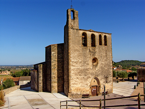 De camino que visitamos el Castillo de Foixà, sería una pena perderse la iglesia también medieval de Sant Joan