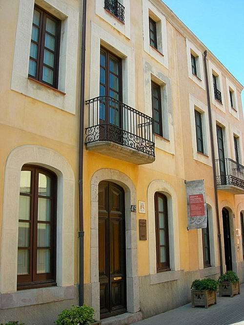 La Fundación Josep Pla, casa natal del autor, se encuentra en la calle Nou, 51, en el centro de Palafrugell