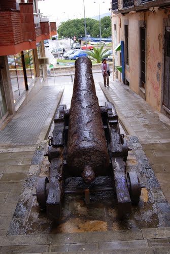 El Cañón de Palamós es un arma histórica que se hizo servir en siglos pasados contra el ataques de piratas a la ciudad