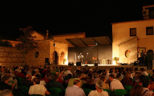El público atiende impaciente, aunque a la fresca, a que comience el primer concierto correspondiente al Festival de Música de Begur, Costa Brava