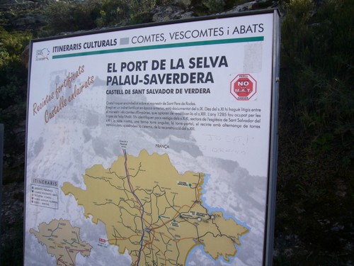 Comenzamos la ruta de ascensión hacia el Castillo de Verdera, debidamente señalizada, desde Sant Pere de Rodes