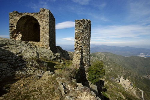 Los restos del Castillo de Sant Salvador sobre la montaña son claramente visible y aún se encuentran en pie