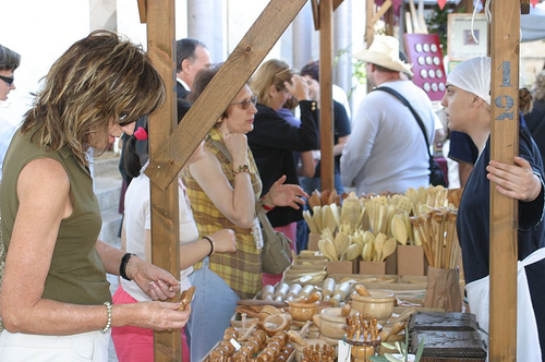 El mercado de productos naturales del Festival Terra de Trobadors se celebra durante el fin de semana, con un gran éxito y afluencia de público