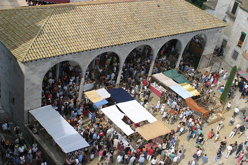 El centro histórico de Castelló d'Empúries, en los aledaños de la plaza Jaume I, donde se celebra el mercado medieval, presenta un aspecto muy animado