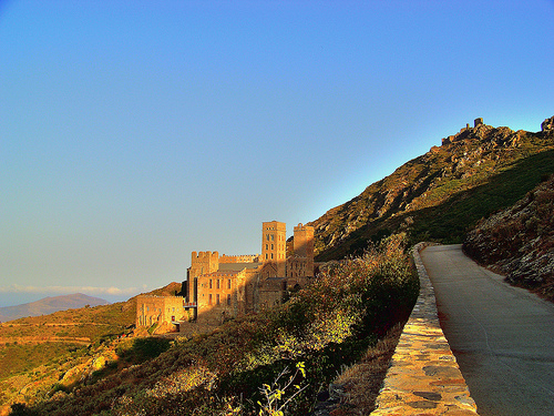 El Castillo de Sant Salvador fue propiedad del Monasterio de Sant Pere de Rodes, que se encuentra a sus pies