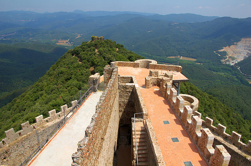 El Castillo de Montsoriu es un impresionante mirador sobre las montañas del Montseny