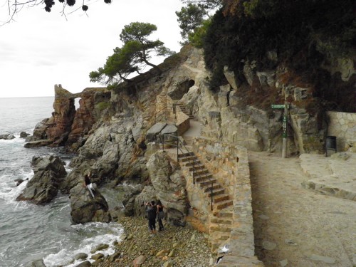 Hay un camino de ronda que, partiendo de la Playa de Lloret, llega hasta la Cala dels Frares