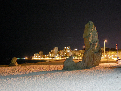 El Cavall Bernat, situada en la parte norte de la Platja Gran de Platja d'Aro, es un monolito situado en plena playa, sobre la arena. Toda una rareza que constituye un símbolo de la localidad.