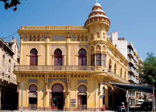 El Casino dels Nois, también llamado al Constància, es uno de los edificios señoriales situados junto al Passeig del Mar, el paseo marítimo de la Playa de Sant Feliu