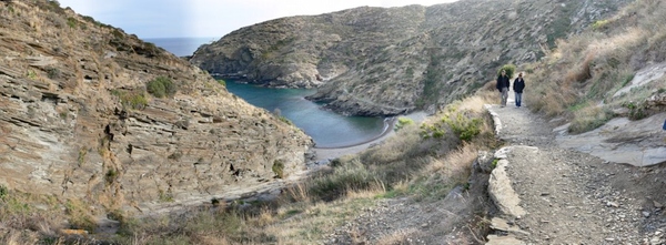 El camino de ronda hacia el Faro de Cala Nans pasa junto a la preciosa cala de Sa Sabolla, en Cadaqués, Costa Brava