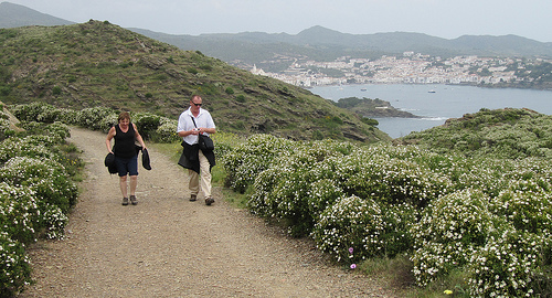 El camino de ronda desde Cadaqués hasta el Faro de Cala Nans nos ofreces bellas vistas de la bahía y de sus calas situadas al sur