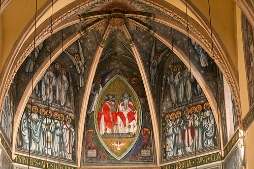 Pinturas, que representan a los apóstoles, bajo el techo de la nave principal de la iglesia de San Pedro, en Begur