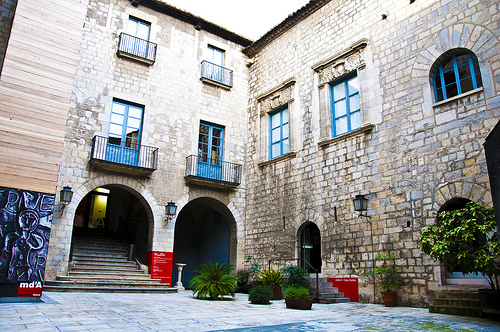 Entramos en el Museo de Arte de Girona, sito en el antiguo Palacio Episcopal, un edificio medieval que constituye el mejor marco en el que pueda mostrarse esta colección