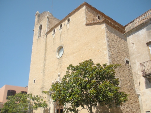 Sobria aunque imponente fachada de la iglesia de Sant Pere de Begur