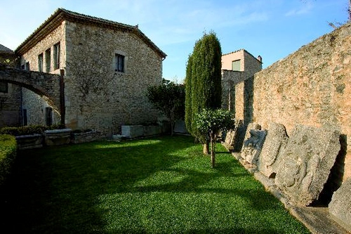 El jardín del Museo de Arte de Girona merece un punto y aparte. En él se exponen obras en piedra.