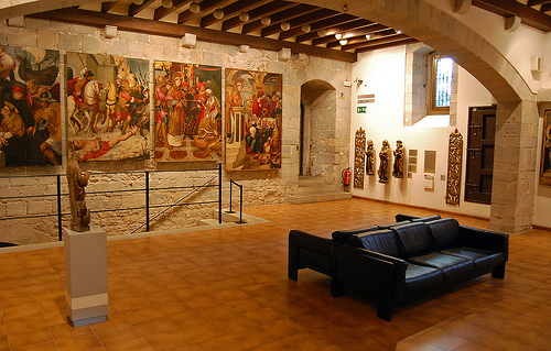 Las elegantes salas del Museo de Arte de Girona muestra importantes obras de la época medieval, tanto románicas como góticas