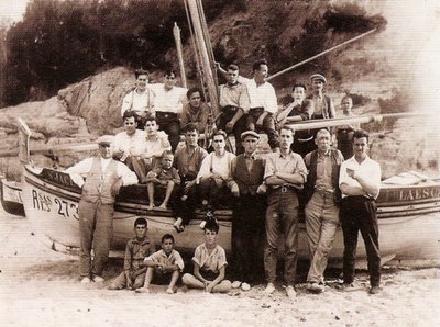 Foto antiguo de los pescadores escalenses en la Cala Rovira, cerca de Cala Sa Cova, en Platja d'Aro