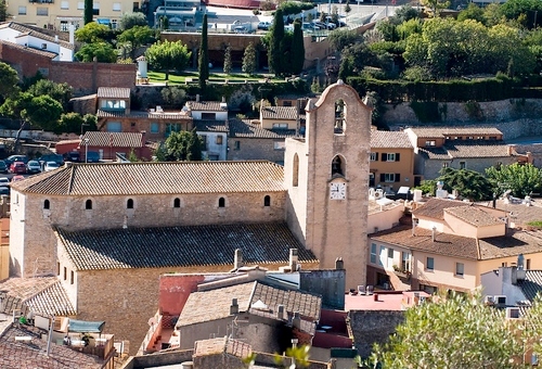La iglesia de Sant Pere desde el Castillo de Begur, en Begur, Girona, Costa Brava