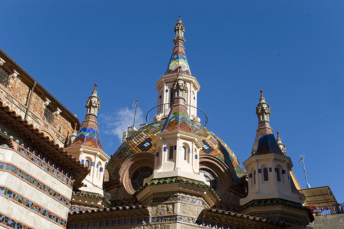 La Iglesia de Sant Romà muestra hoy un estilo claramente modernista, fruto de las reformas efectuadas a principios del s. XX por un discípulo de Gaudí