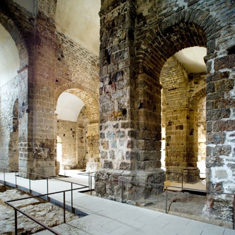 El interior del Monasterio de Sant Quirze de Colera conserva todavía arcos y un claustro