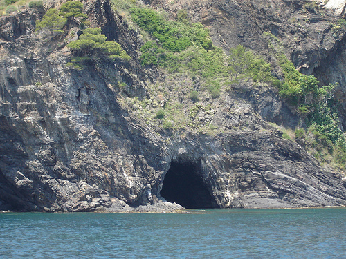 En la misma bahía en que se encuentra la Cala del Pi, descubrimos la cueva marina Cova del Pirata