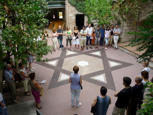 Acogedor patio del edificio donde se encuentra el Museo Judío Bonastruc Ça Porta de Girona, Costa Brava