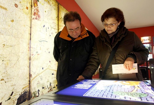 Dos visitantes del Museo Judío de Gerona contemplan con atención uno de los documentos históricos que la exposición muestra