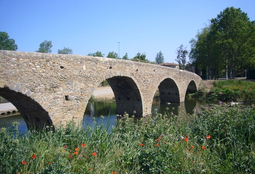 Puente medieval de Gualta, sobre el río Daró, del siglo XVI, en la planície del Ampurdán, Girona, Costa Brava