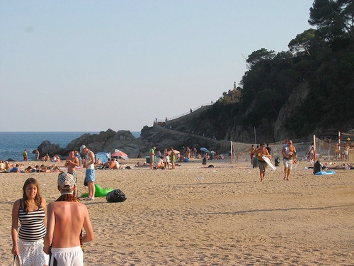La Playa de Lloret es muy familiar y ofrece multitud de posibilidades lúdicas, como la práctica del voley playa