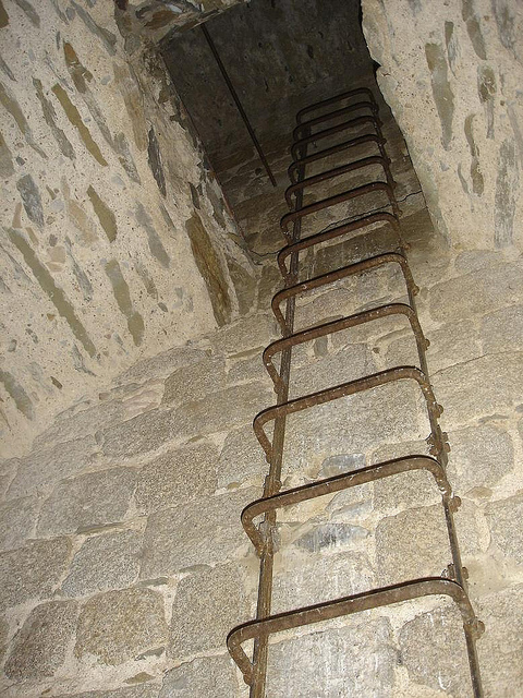 En el interior de Torre Simona todavía se conservan las escalera que los antiguos moradores hacían servir para subir de un piso a otro de la torre, cuando eran atacados por los piratas