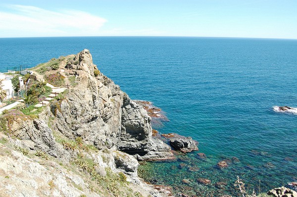 Vistas de la gran roca Castellar, desde el camino de ronda que hacia el sur continúa hasta el pueblo del Port de la Selva