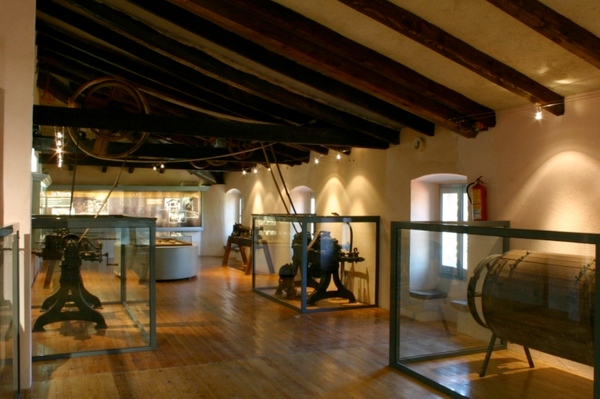 El museo de la Gabella tiene amplias salas como esta, donde se exponen algunos ejemplos de maquinaría tradicional industrial de la zona del Montseny